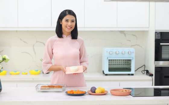 Hoa hậu Ngọc Hân làm bánh trung thu với lò nướng kiêm nồi chiên UNIE Q36